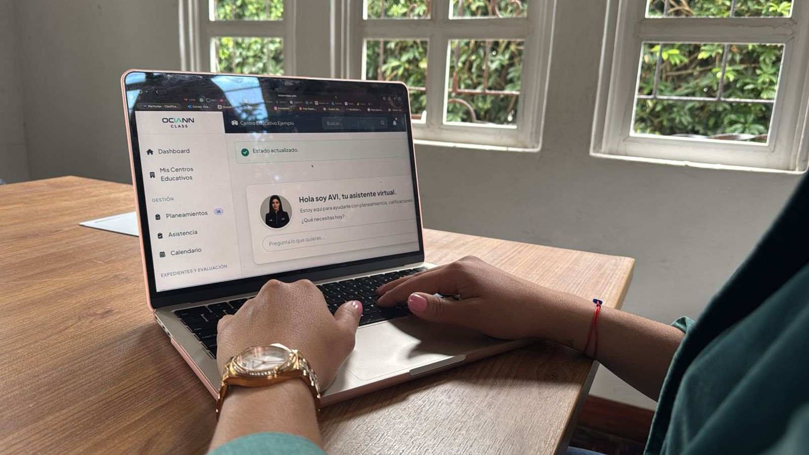 Empresa tica crea herramienta de IA que permite a docentes recuperar tiempo para enseñar y para su vida personal